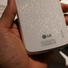 他们看到了白色的LG难以捉摸的Nexus4的图片