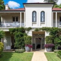 悉尼大学以900万澳元的价格将伍拉拉豪宅卖给了娜奥米特里古博夫特拉弗斯