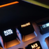 SteelSeries游戏键盘具有可调节的致动OLED显示