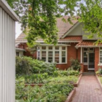电台节目主持人尼尔米切尔和妻子塞利纳以276万澳元的价格出售墨尔本房屋