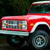 红色和白色1975年福特Bronco Sport是390马力的Restomod奇迹蓝图