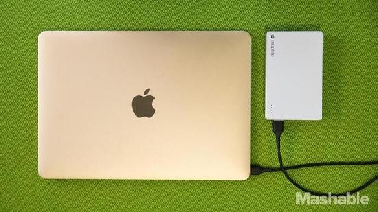 不 同于之前的MagSafe，USB-C是一项通用的技术，它也让新款MacBook成为该系列当中首款能够通过移动电源进行充电的机型。虽然之前的 MacBook机型也能使用HyperJuice这样的专用移动电源进行充电，但你首先需要购买一个定制的MagSafe适配器，或者对自己 MacBook的适配器进行调整，非常麻烦。