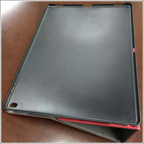 流出的保护套设计iPad Pro有底部和侧面两个接口（图片来自mydrivers）