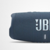 JBL充电5是一款轻巧的扬声器很容易携带