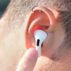 耳机和耳塞和充电器已成为我们许多人的必备配件