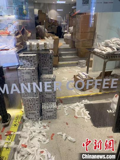 上海茵赫实业有限公司吴江路一店(MANNER COFFEE)存在环境卫生差、未按规定贮存食品等行为。　上海市市场监管局供图
