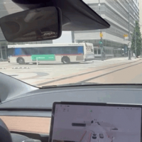 特斯拉车主体验自动驾驶新系统：识别到是有轨电车，却照样往上撞